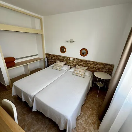 Residencia Cardona Хостел